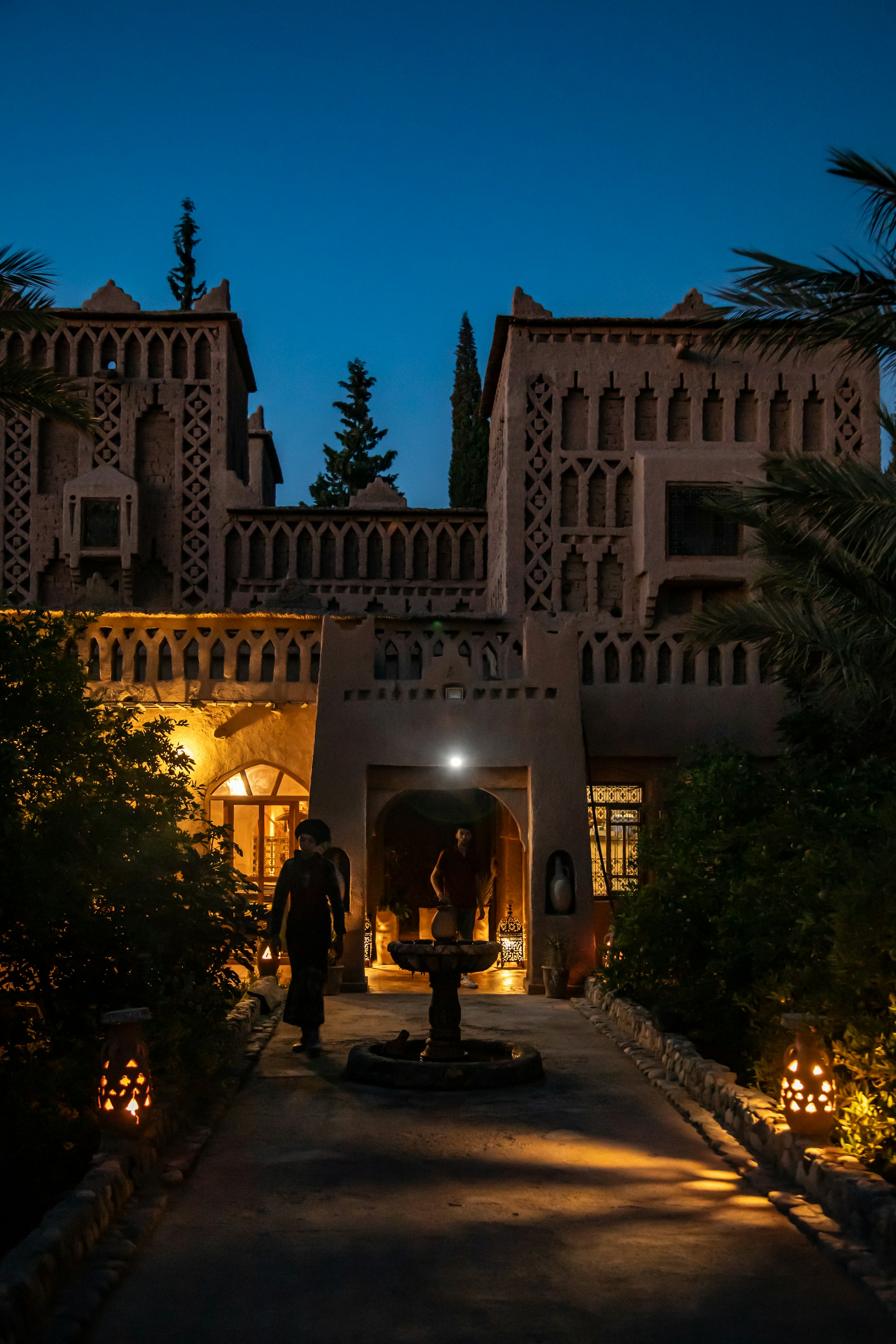 Cour intérieure d’un riad marocain au crépuscule